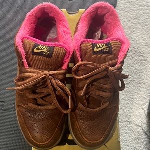 Nike Dunk SB Low Gibson Guitar Case, size 7.5, good condition, minimal wear